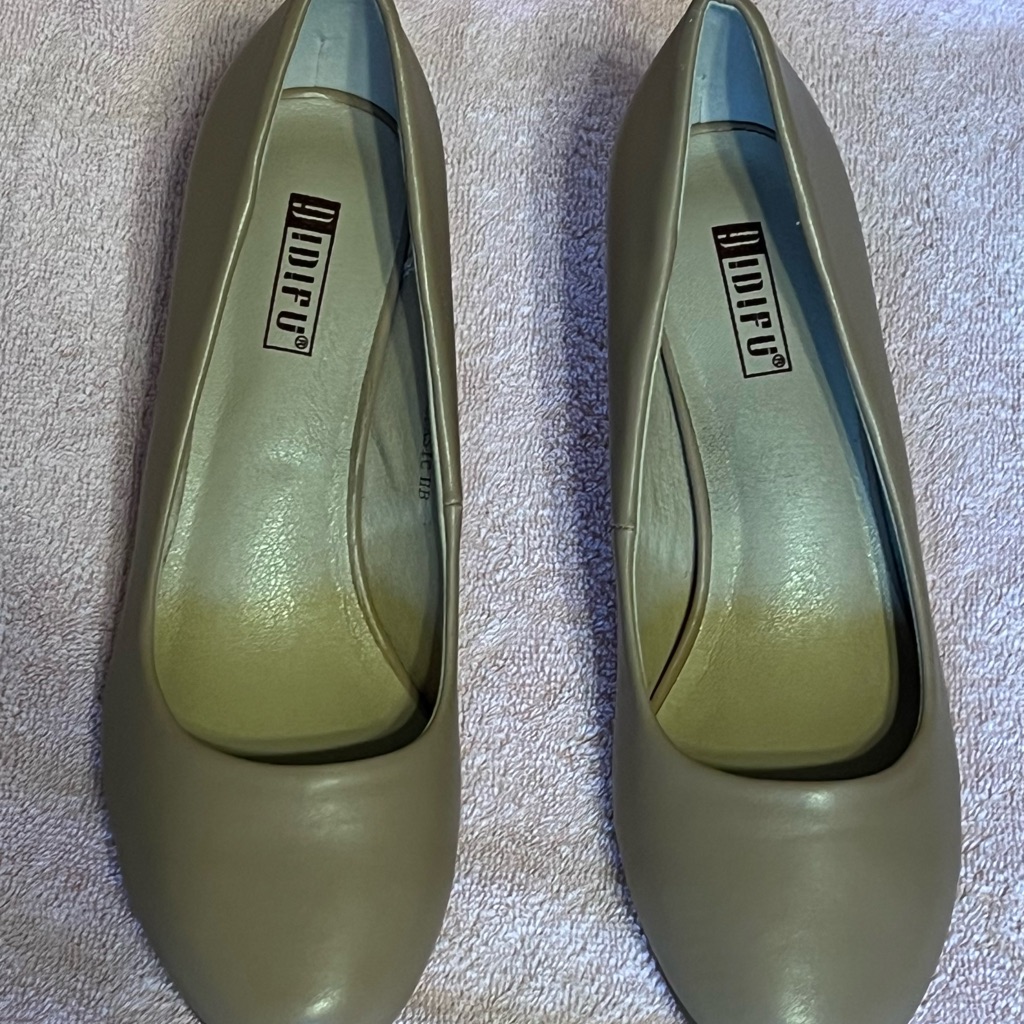 Elegant Women's Tan Pumps